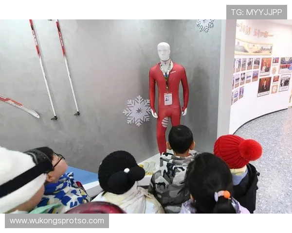 任子威训练完直接去奢侈品店刷卡，柜姐以为他是来拍综艺的