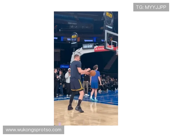 约基奇通过挡拆创造空位投篮，提升球队关键时刻效率