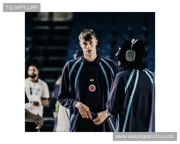 库珀·弗拉格无球跑动制造空位，三分效率领跑新秀